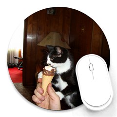 stink eating ice cream - Round Mousepad