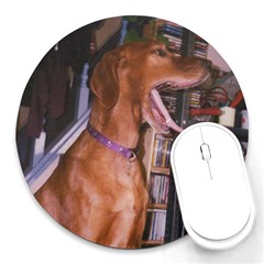 Pluto yawning - Round Mousepad