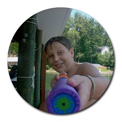 Ta w/ WaterGun - Round Mousepad